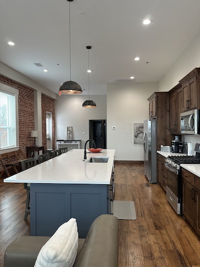 Suite 3 Beautiful 2-bedroom apartment in Aubrey with WiFi, AC