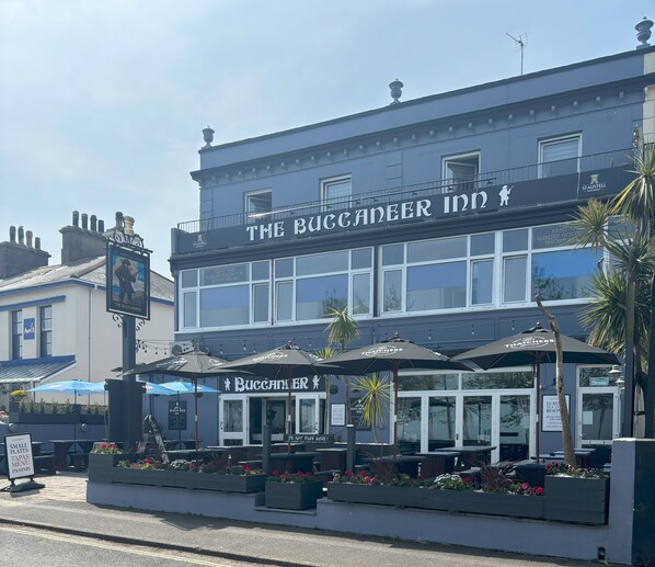 The Buccaneer Inn con posti a sedere all'aperto e ombrelloni.