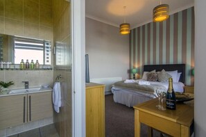Luxe tweepersoonskamer, balkon, uitzicht op zee | Een strijkplank/strijkijzer, gratis wifi