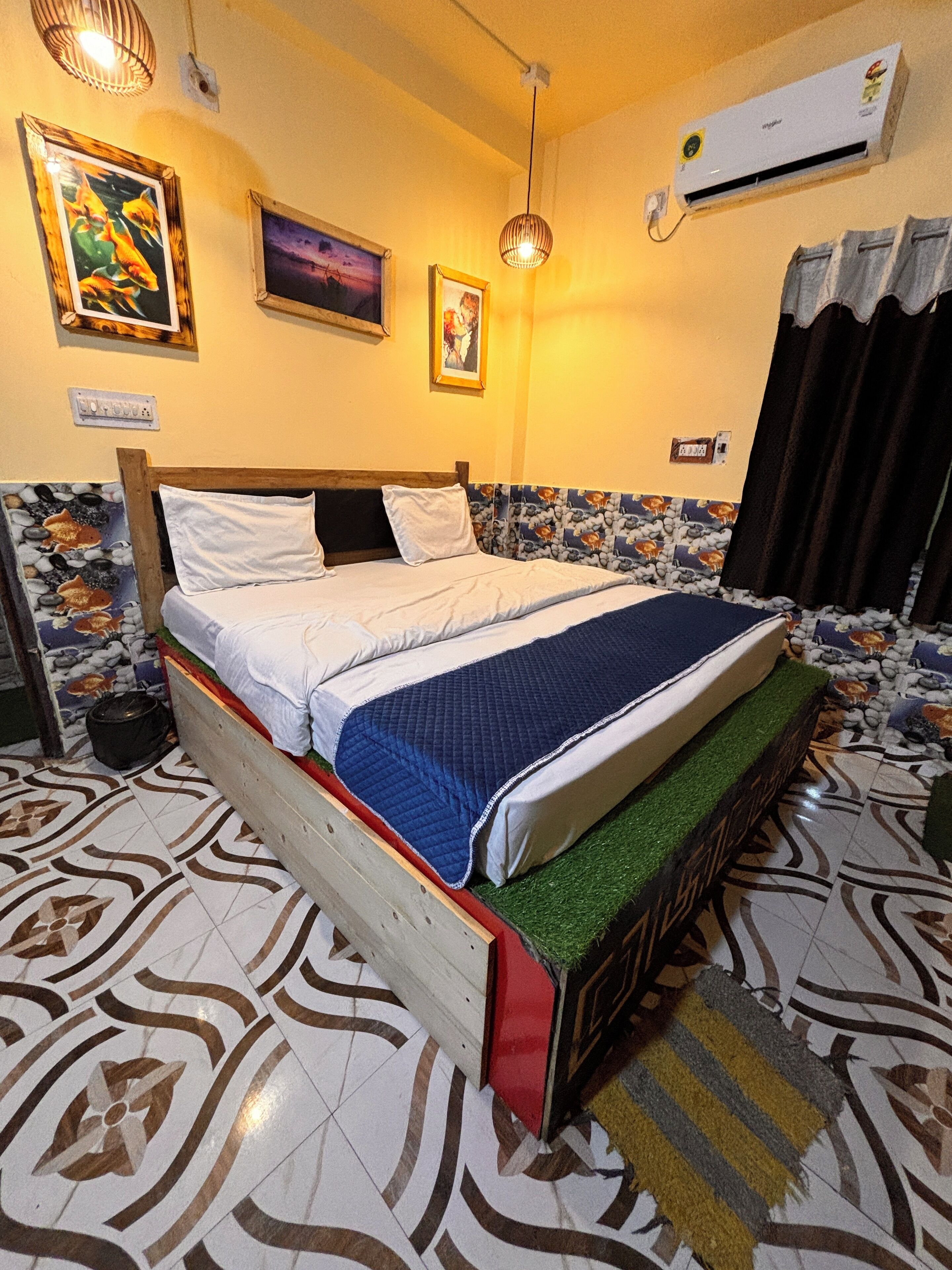 Un dormitorio con cama, aire acondicionado de pared y suelo estampado.