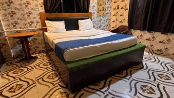 Classic Room | Laptop workspace, free WiFi