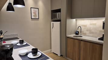 Apartamento | Cozinha privada | Frigobar, micro-ondas, cooktop, talheres/pratos/utensílios de cozinha