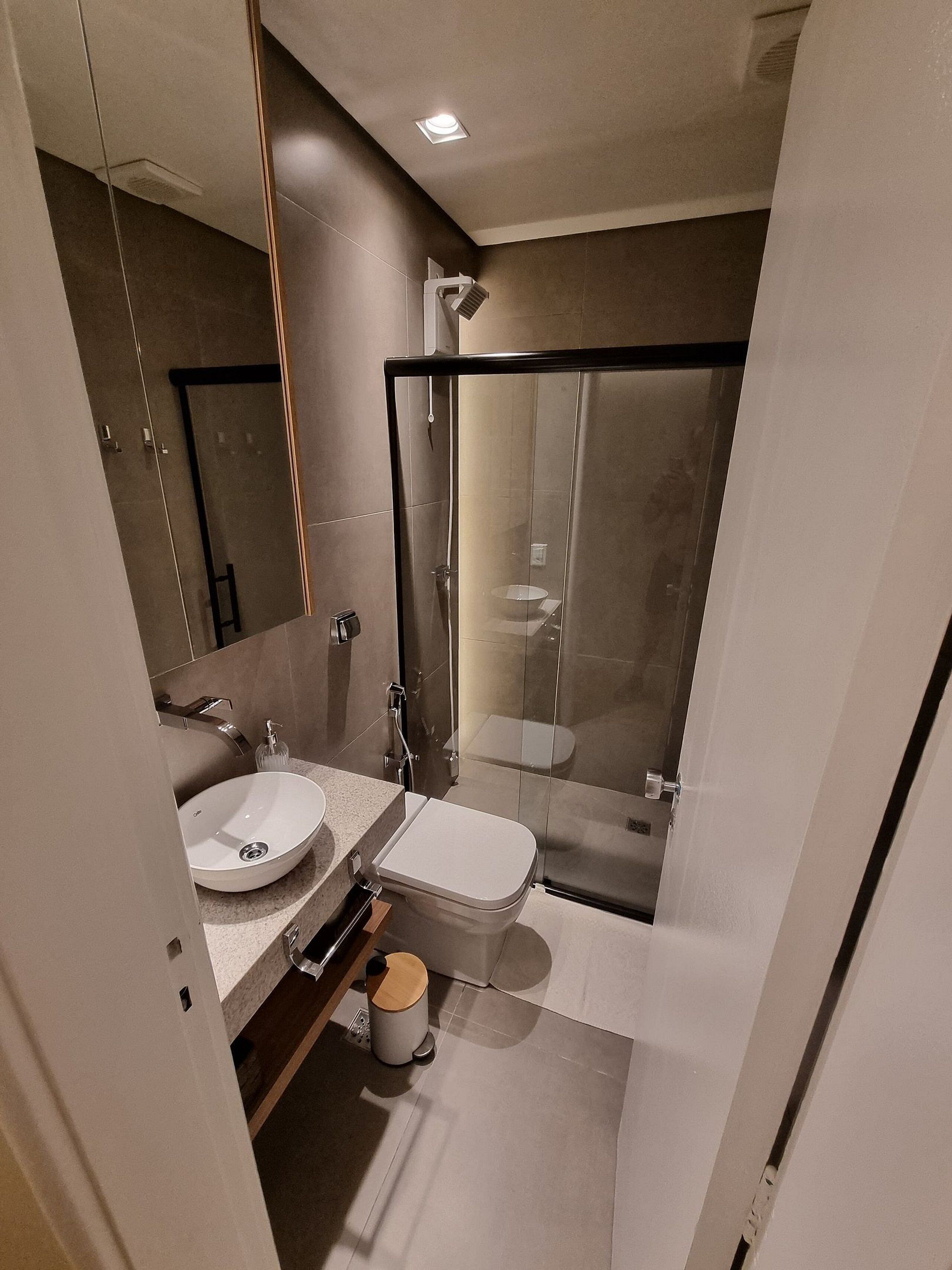 Apartment | Bathroom | Shower, free toiletries, hair dryer, towels