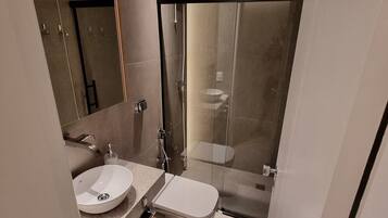 Apartment | Bathroom | Shower, free toiletries, hair dryer, towels