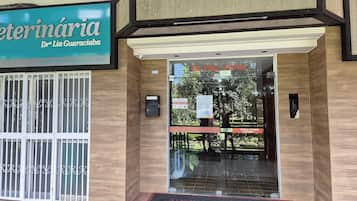 The entrance to a building with a sign for 'Dr. Lia Guaracibá' veterinary clinic.