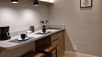 Apartamento | Cozinha privada | Frigobar, micro-ondas, cooktop, talheres/pratos/utensílios de cozinha