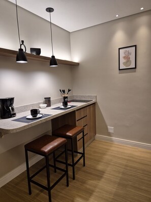 Apartment | Private kitchen | Mini-fridge, microwave, stovetop, cookware/dishes/utensils - Flats Asa Norte 311 Bloco C (Brasília)