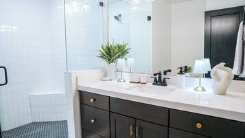 Ducha, toallas, jabón, papel higiénico