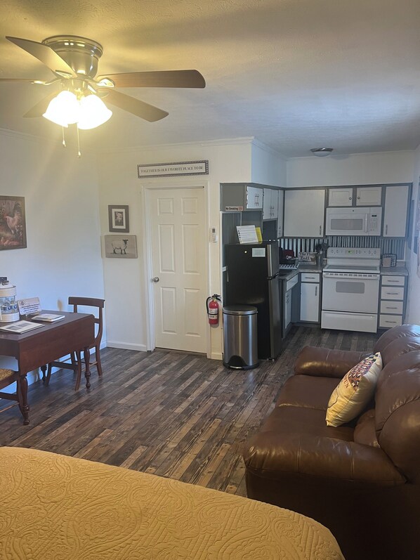 Interior - Bourbon Oak Hideaway 1 - Charming Studio Apartment on the Bourbon Trail -  (Bardstown)