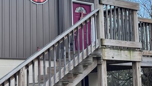 Un edificio con un cartel que dice "Bourbon Oak Hideaway 1 & 2".