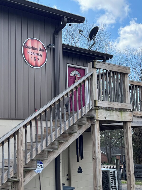 A building with a sign reading "Bourbon Oak Hideaway 1 & 2".
