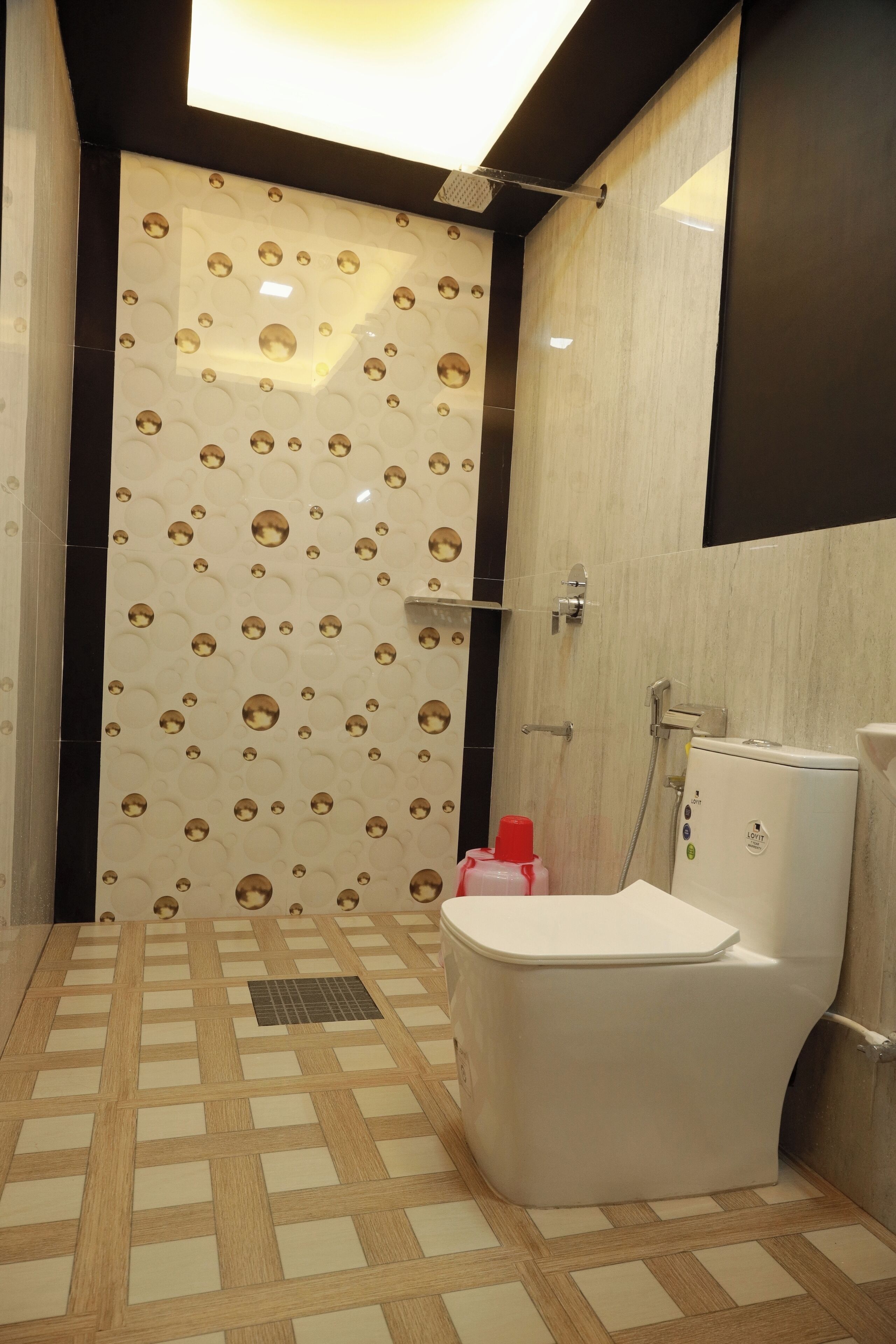 Douche, serviettes fournies, savon, shampoing