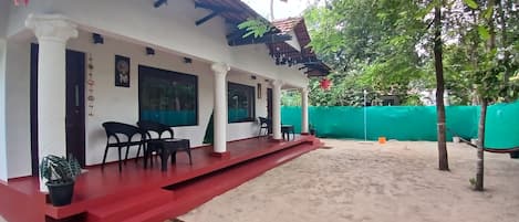 Vista frontal de la propiedad