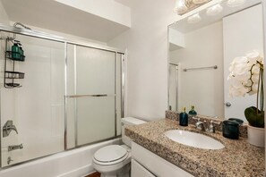 Sèche-cheveux, serviettes fournies, savon, shampoing