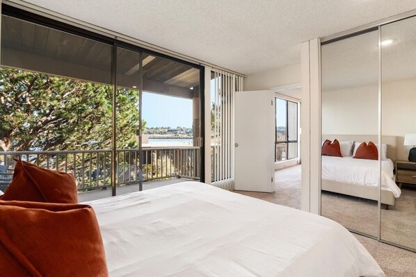 2 bedrooms, desk, iron/ironing board, travel cot - Onyx Oasis' Waterfront Full Boats View Private Terrace Pool, Gym BBQ (Marina del Rey)