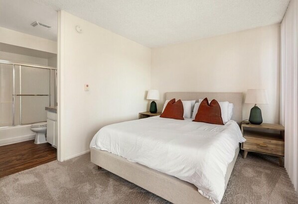 2 chambres, bureau, fer et planche à repasser, lit parapluie