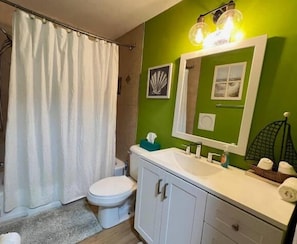 Shower, hair dryer, towels, soap - Inground Pool w/ Fully fenced Yard/ Arcade/  6 beds incl Tri-Bunk/ Theatre  (Wyoming)