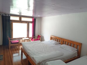 Habitación doble Deluxe, vista al río | Espacio para trabajar con laptop 