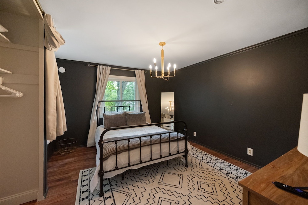 Spacious Retreat with Pool, Perfect for Large Groups, Sleeps 16+ Close ...