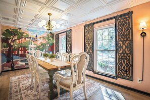 Dining - "Spirit of Savannah"- 4 min to Dwntn- Hot Tub-Game Room-Sleeps 8-Disc Golf (Savannah)