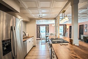 Microwave, oven, stovetop, dishwasher - "Spirit of Savannah"- 4 min to Dwntn- Hot Tub-Game Room-Sleeps 8-Disc Golf (Savannah)