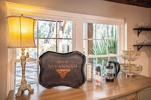 Interior - "Spirit of Savannah"- 4 min to Dwntn- Hot Tub-Game Room-Sleeps 8-Disc Golf (Savannah)