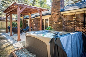 Terrace/patio - "Spirit of Savannah"- 4 min to Dwntn- Hot Tub-Game Room-Sleeps 8-Disc Golf (Savannah)