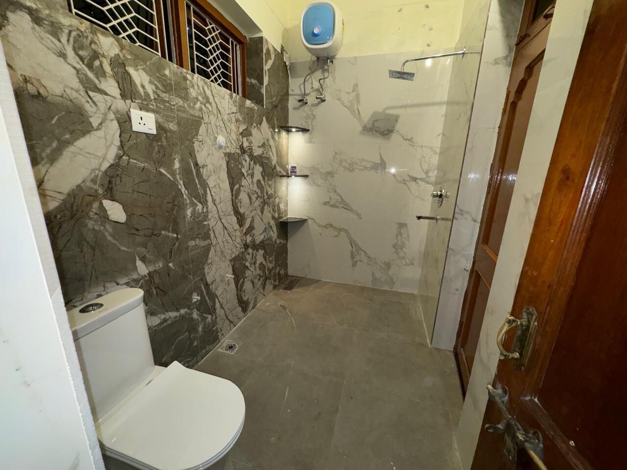 Suihku, hiustenkuivaaja, pyyhkeet, saippua