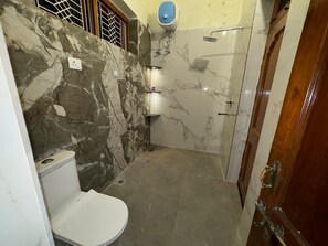 Douche, sèche-cheveux, serviettes fournies, savon