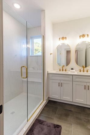 Shower, hair dryer, towels, toilet paper - Stylish Downtown Getaway – Walk to Everything! (Chattanooga)