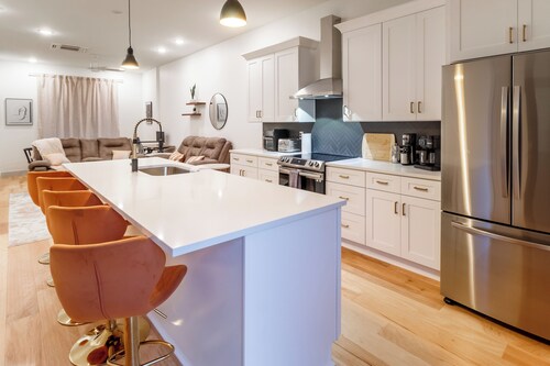 Stylish Downtown Getaway – Walk to Everything!