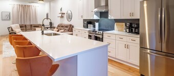 Stylish Downtown Getaway – Walk to Everything!