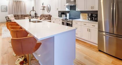 Stylish Downtown Getaway – Walk to Everything!