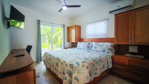 A bedroom with a bed, a desk, a ceiling fan, and a window with blinds. - Cloud 9 - new ocean view house in La Boca with WiFi, AC (La Boca)