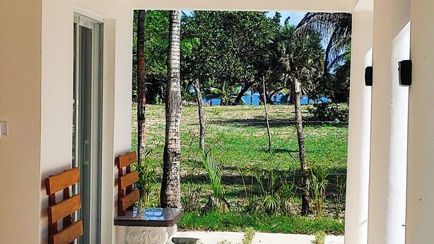 A corridor with a ceiling fan, a bench, and a view of a green landscape with trees and a hill. - Cloud 9 - new ocean view house in La Boca with WiFi, AC (La Boca)