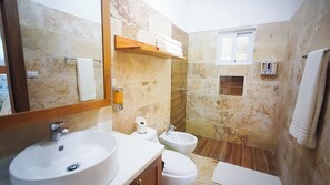Serviettes fournies, savon, papier toilette