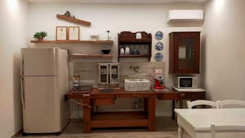 Réfrigérateur, micro-ondes, plaque de cuisson, cafetiÚre/bouilloire