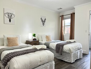 3 slaapkamers, een kluis op de kamer, een bureau