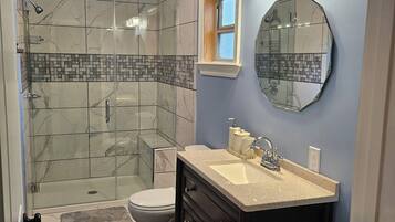 Suihku, hiustenkuivaaja, pyyhkeet, vessapaperi