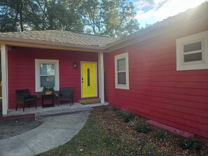 Exterior detail - 3-bedroom house in enjoyable Laurel with WiFi, AC (Laurel)