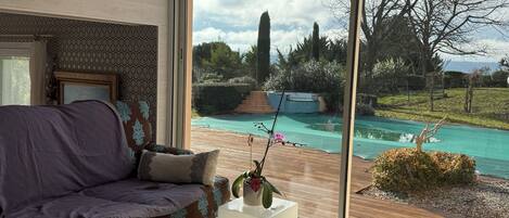 Televisie, een open haard, een dvd-speler en boeken