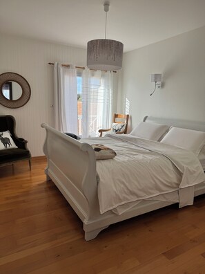 4 bedrooms, desk, iron/ironing board, travel crib