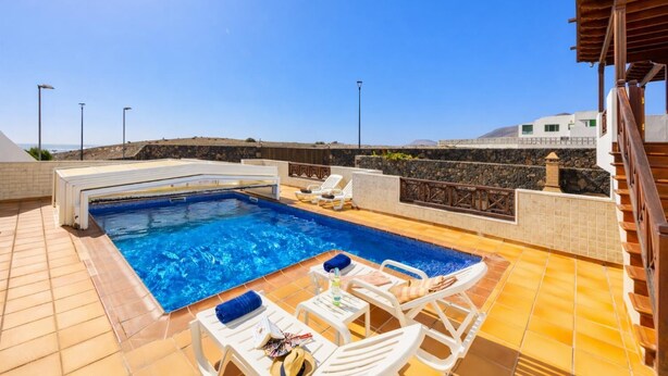 A rooftop pool with lounge chairs and a view of the sea. - Casa Morro Blanco - Four Bedroom Villa, Sleeps 8 (Conil)
