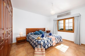 4 dormitorios, tabla de planchar con plancha, wifi y ropa de cama