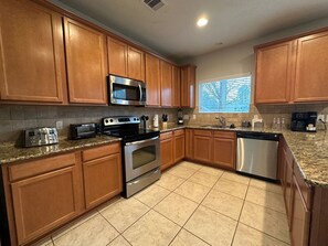 Fridge, microwave, oven, stovetop - Lovely House in The Woodlands (Magnolia)