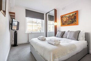 2 bedrooms, iron/ironing board, WiFi, bed sheets - Charming Covent Garden/ Air-Con (London)