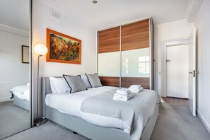 2 chambres, fer et planche à repasser, Wi-Fi, draps fournis