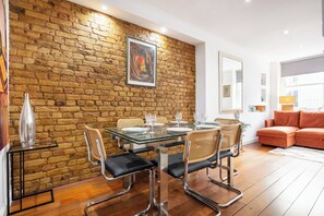 Dining - Charming Covent Garden/ Air-Con (London)