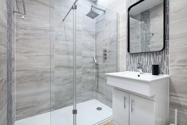 Shower, hair dryer, towels, soap - Charming Covent Garden/ Air-Con (London)