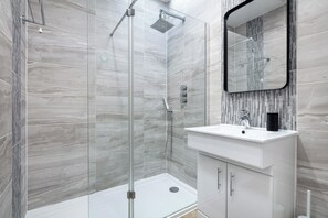 Douche, sèche-cheveux, serviettes fournies, savon